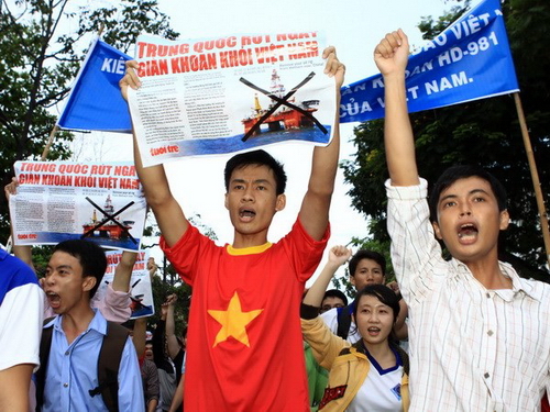Nhân dân thành phố Cần Thơ míttinh phản đối Trung Quốc hạ đặt giàn khoan Hải Dương-981 trái phép trong vùng biển Việt Nam. (Ảnh: Duy Khương/TTXVN)